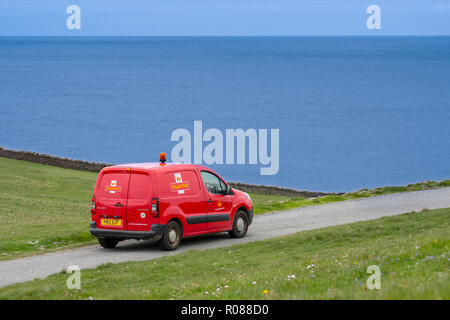 Postman driving red Peugeot Partner Royal Mail poster van le long de la route côtière de désolation en Shetland, Écosse, Royaume-Uni Banque D'Images