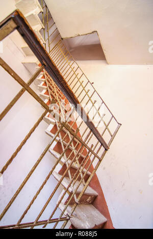 Vue sur l'ancien escalier d'un bâtiment historique de Crémone (Italie). Banque D'Images