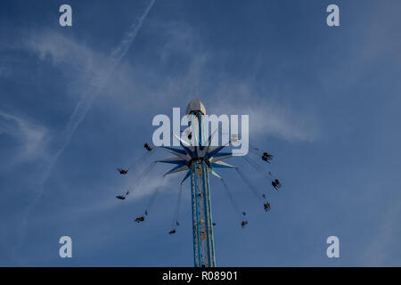 La Star Flyer Ride au Winter Wonderland Theme Park, Hyde Park, Londres, Angleterre. Copiez l'espace, à l'horizontale. Déc 2016 Banque D'Images