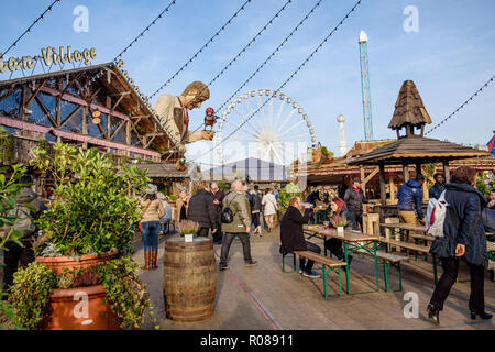 Les Londoniens et les touristes à marcher, manger et boire au village bavarois, féerie d'hiver Festival de Noël, Hyde Park, Londres, Angleterre. Déc 2016 Banque D'Images