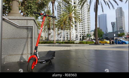 Un scooter électrique rasoir rouge dockless stationné à San Diego et prêt pour le prochain utilisateur Banque D'Images