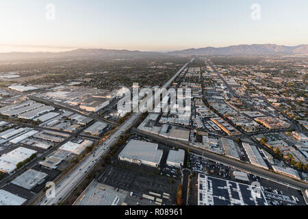 Los Angeles, Californie, USA - 21 octobre 2018 : Vue aérienne de l'autoroute 405 à Roscoe Blvd dans la vallée de San Fernando de Los Angeles, Califo Banque D'Images
