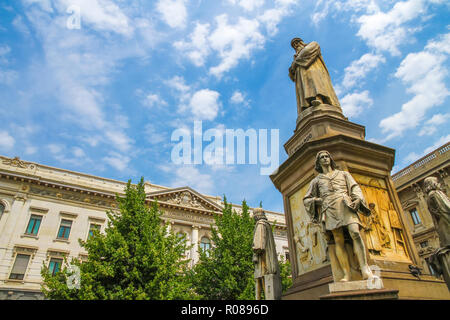 Vue sur la statue de Léonard de Vinci à Milan, Italie sur une journée ensoleillée. Banque D'Images