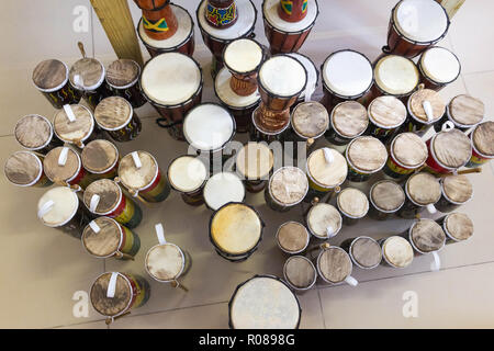 Détail de bongo drums vu du haut et isolé sur fond blanc Banque D'Images