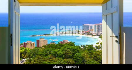 Plage jamaïcaine A. Caribbean Beach sur la côte nord de la Jamaïque, près de Dunn's River Falls et Ocho Rios. Banque D'Images