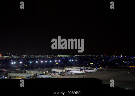 CHICAGO, ILLINOIS, UNITED STATES - Mai 11th, 2018 : Plusieurs avions à la porte à l'aéroport international O'Hare de Chicago la nuit. Banque D'Images