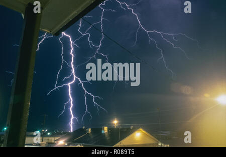 Un Scooby dooby grève dans une ville du Texas d'un orage supercellulaire orage Banque D'Images