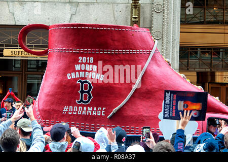 Boston, MA. Le 31 octobre 2018. Des milliers de fans attendant sur Tremont Street pour les Red Sox de Boston au Massachusetts défilé championnat comme les Red Sox Banque D'Images