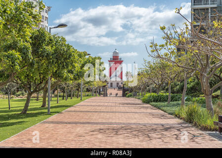 CAPE TOWN, AFRIQUE DU SUD, le 17 août 2018 : une passerelle, avec le phare de Greenpoint, visible dans le parc de Green Point à Cape Town Banque D'Images