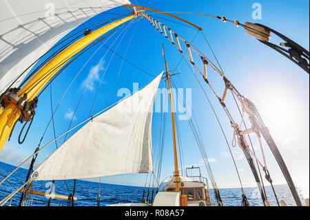 Objectif Fisheye view d'une ancienne goélette navigue contre le soleil. Banque D'Images