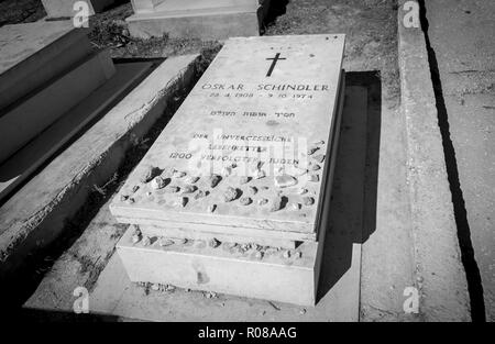 Jérusalem, Israël. Le 30 octobre 2018. Une tombe d'un industriel allemand Oskar Schindler qui ont sauvé des Juifs pendant l'Holocauste. L'expression en allemand. Banque D'Images