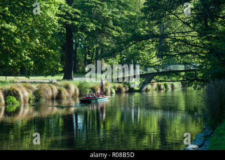 La belle rivière Avon avec un punt comme il se promène dans les jardins botaniques luxuriants, Christchurch sur une journée de printemps ensoleillée. Banque D'Images