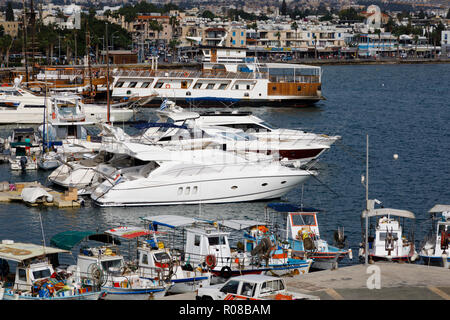 Yachts de luxe mélange avec des bateaux de pêche traditionnels chypriotes dans le port de Paphos, Chypre Octobre 2018 Banque D'Images