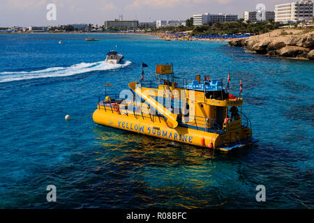 Bateau de plaisance de sous-marin jaune au pont d'amour, Ayia Napa, Chypre Octobre 2018 Banque D'Images