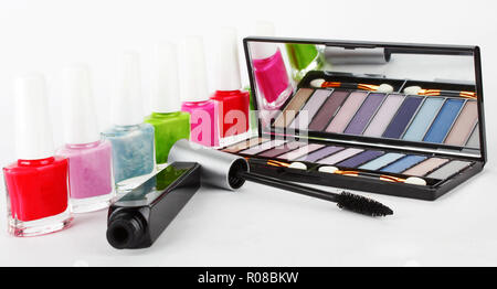 Les produits cosmétiques sur fond blanc Banque D'Images