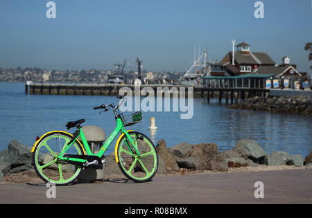 LimeBike vert avec vue sur San Diego Marina, prêt pour le prochain utilisateur à San Diego comme la ville embrasse dockless covoiturage Banque D'Images