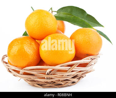 Mandarine avec des feuilles dans un magnifique panier sur white Banque D'Images