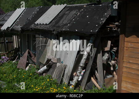 Structure délabrée dans un village au printemps Banque D'Images