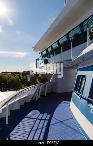 Sur le pont d'un grand car-ferry sous le pont, sur une journée ensoleillée dans le port d'Helsinki Finlande Banque D'Images