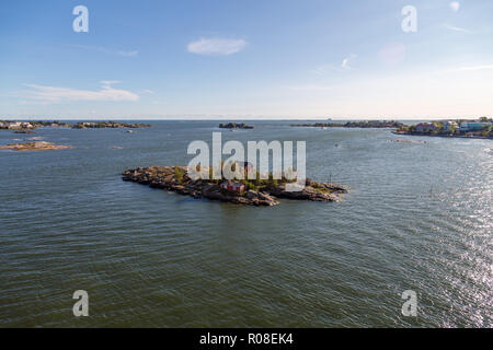 Petite île de Ryssänsaari en dehors de Helsinki en Finlande avec des petits cottages, sur une journée ensoleillée et lumineuse Banque D'Images