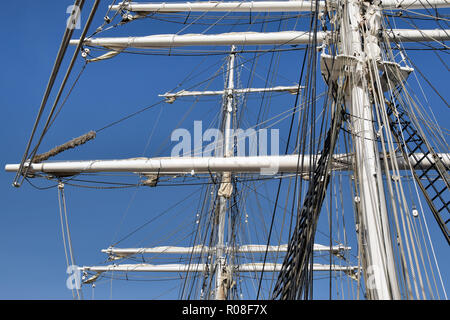 Le trois mâts vintage bateau à voile ''Belem'' au repos dans le port de Concarneau, dans l'ouest de la France. Banque D'Images