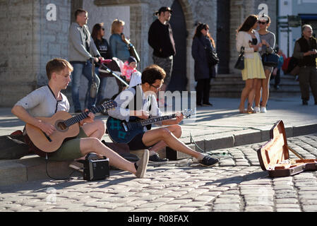 Tallinn, Estonie - 13 juin 2016 : des musiciens de rue qui se produiront au rues de Tallinn (vieille ville) Banque D'Images