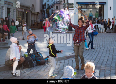 Tallinn, Estonie - 13 juin, 2016 : artiste de rue, spectacle avec une énorme bulle pendant que les gens regardent le spectacle Banque D'Images