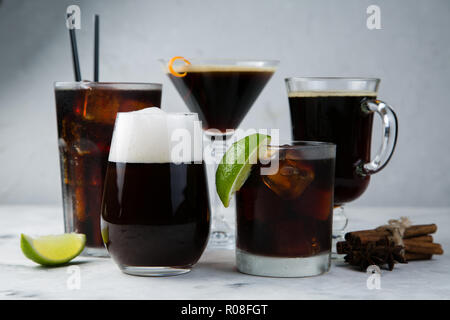 Sélection de cocktails noire dans différents verres, en arrière-plan, copy space Banque D'Images