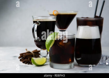 Sélection de cocktails noire dans différents verres, en arrière-plan, copy space Banque D'Images