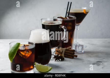 Sélection de cocktails noire dans différents verres, en arrière-plan, copy space Banque D'Images