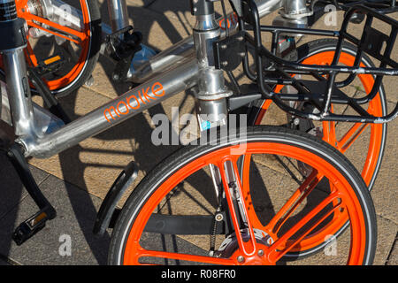 Mobike, fondée par Beijing Mobike Technology Co., Ltd., est une station entièrement-moins le système de partage de vélos. Vélos vu à Cambridge, Angleterre, Royaume-Uni. Banque D'Images