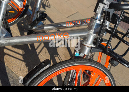 Mobike, fondée par Beijing Mobike Technology Co., Ltd., est une station entièrement-moins le système de partage de vélos. Vélos vu à Cambridge, Angleterre, Royaume-Uni. Banque D'Images