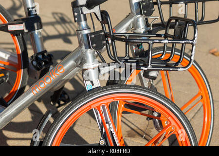 Mobike, fondée par Beijing Mobike Technology Co., Ltd., est une station entièrement-moins le système de partage de vélos. Vélos vu à Cambridge, Angleterre, Royaume-Uni. Banque D'Images