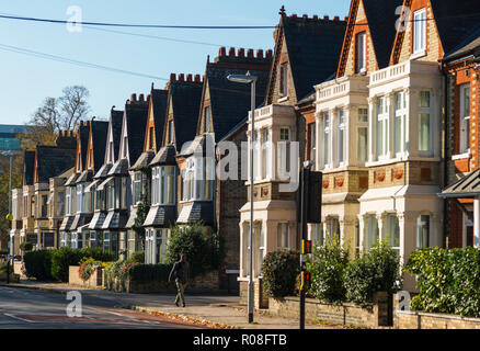 Maisons mitoyennes de style victorien sur Tenison Road, Cambridge, Angleterre, Royaume-Uni. Banque D'Images