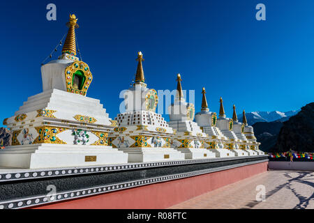 Certains des Choerten de Thiksey Gompa, un des plus importants monastères du Ladakh, construit sur une colline au-dessus de la vallée de l'Indus vert Banque D'Images