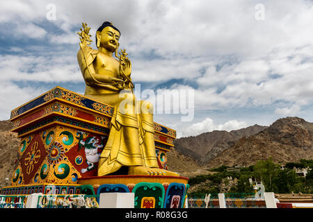 Les 23 mètres de haut d'or doré statue de Maitreya, le futur Bouddha, est assis sur le toit de Likir Gompa, un des monastères bouddhistes au Ladakh. Banque D'Images