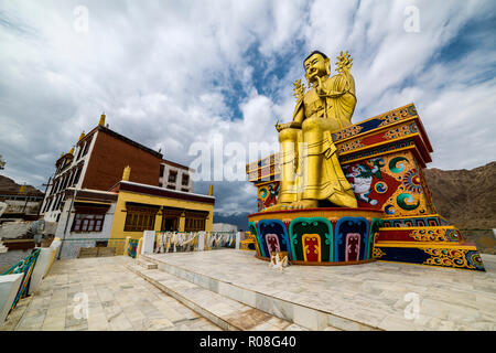 Les 23 mètres de haut d'or doré statue de Maitreya, le futur Bouddha, est assis sur le toit de Likir Gompa, un des monastères bouddhistes au Ladakh. Banque D'Images