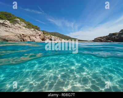 Plage et rocher sur le bord de la mer avec du sable sous l'eau, vue fractionnée de la moitié au-dessus et au-dessous de la surface de l'eau, mer Méditerranée, Espagne, Costa Dorada, Tarragona Banque D'Images