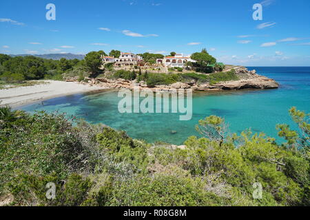 Une belle crique avec des maisons sur la côte méditerranéenne de l'Espagne à proximité de l'Ametlla de Mar, Costa Dorada, Cala Estany Tort, Catalogne, province de Tarragone Banque D'Images