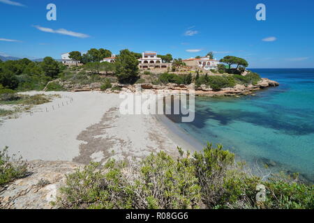 Plage de sable paisible de l'Espagne avec les maisons sur la Costa Dorada, Cala Estany Tort, mer Méditerranée, la Catalogne, L'Ametlla de Mar, Tarragona Banque D'Images