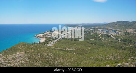 L'Espagne vue surplombant l'Vandellos centrale nucléaire sur la côte près de l'Hospitalet de l'Infant, sur la Costa Dorada, mer Méditerranée, Catalogne Banque D'Images