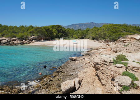 Petite plage tranquille de l'Espagne sur la Costa Dorada, Cala lo Ribellet, Calafat, mer Méditerranée, la Catalogne, L'Ametlla de Mar, Tarragona Banque D'Images