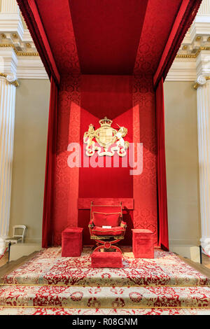 Replica trône avec armoiries royales en salle de banquet, Banqueting House, Palais de Whitehall, Londres, Angleterre, RU Banque D'Images