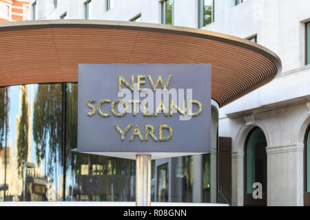 Panneau tournant New Scotland Yard, bâtiment extérieur quartier général Scotland Yard, Metropolitan police Force, Victoria Embankment, Westminster London, Royaume-Uni Banque D'Images
