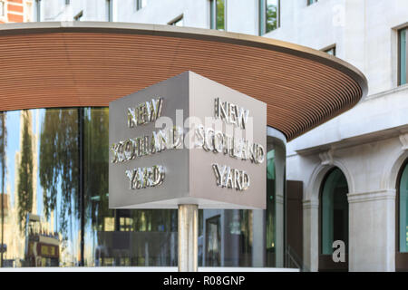 Panneau tournant New Scotland Yard, bâtiment extérieur quartier général Scotland Yard, Metropolitan police Force, Victoria Embankment, Westminster London, Royaume-Uni Banque D'Images