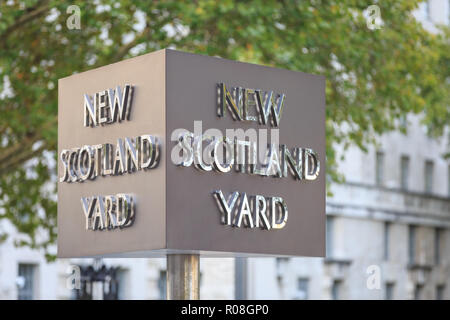 Panneau tournant New Scotland Yard, bâtiment extérieur quartier général Scotland Yard, Metropolitan police Force, Victoria Embankment, Westminster London, Royaume-Uni Banque D'Images