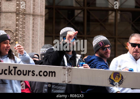 Boston, MA. Le 31 octobre 2018. Les joueurs des Red Sox de Boston sur un bus sur Tremont Street célébrer dans les Red Sox de Boston parade Championnat Massachusett Banque D'Images