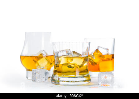 Boissons - alcools forts, whisky bourbon, scotch, isolé sur fond blanc Banque D'Images