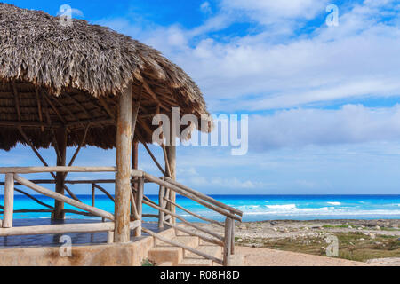 Lieu de détente sur la plage, d'un belvédère ou bungalow au toit de chaume sur la plage des Caraïbes Banque D'Images