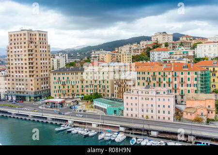 Vue depuis le bateau de croisière sur la côte de la mer de Savona, Italie. La route sur la mer Banque D'Images